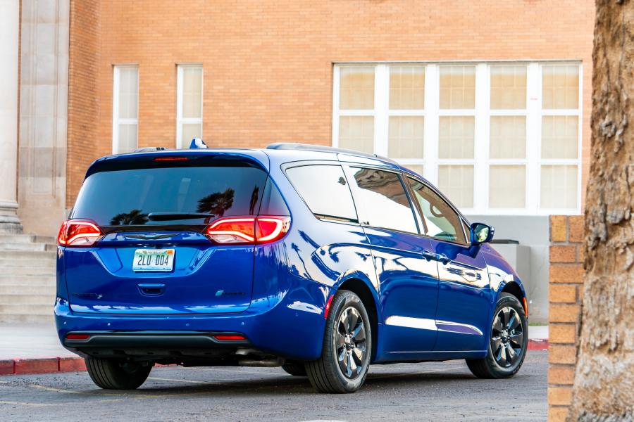  Chrysler Pacifica Hybrid S Appearance Package (RU) 2018 года  (фото 21 из 33)